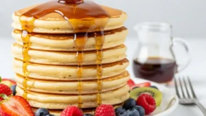 pilha-de-panquecas-americanas-fofas-com-xarope-de-bordo-e-frutas-frescas-em-prato-branco-receita-de-panqueca-cafe-da-manha-brunch-panqueca-fofa-doce-caseiro-1024x683