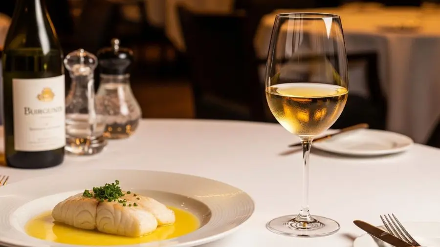 "Sole meunière com Borgonha branca. Essa combinação existe há séculos por uma razão simples: funciona em todos os níveis ao mesmo tempo." -->