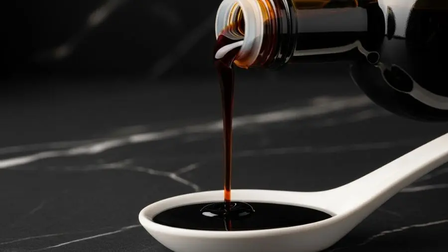 "Vinagre Balsâmico Tradicional de Módena DOP: a consistência xaroposa, a cor quase preta, a garrafa de design Giugiaro. O que você está vendo aqui custou no mínimo 12 anos de paciência — e não é vinagre." -->