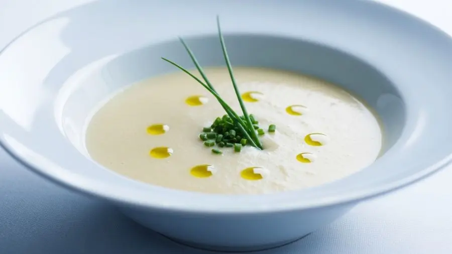 “Pálida, sedosa, gelada. Se chegou morna à mesa, não é vichyssoise — é sopa de alho-poró.”