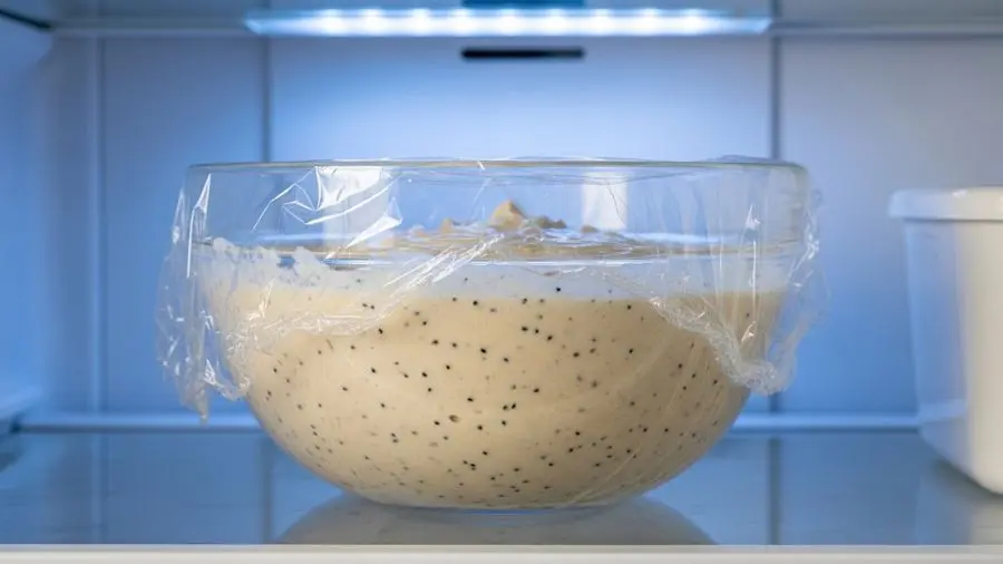 canelé de Bordeaux repouso 48 horas — massa descansando na geladeira antes de assar Legenda: 48 horas.