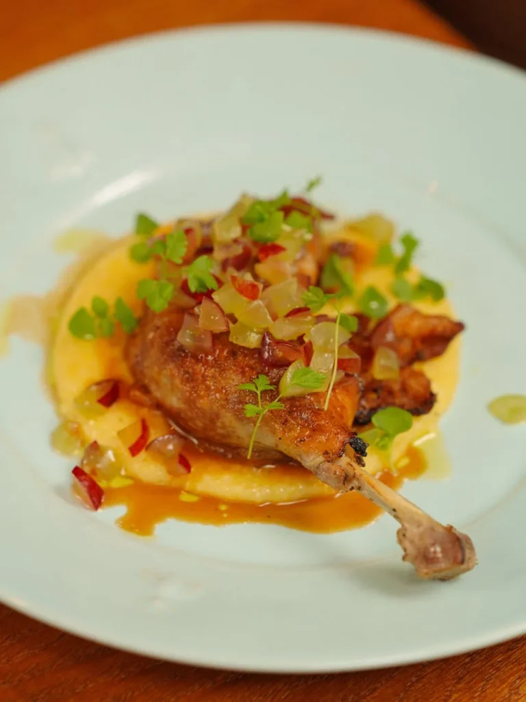 Confit no ponto: carne que desmancha e dura mais