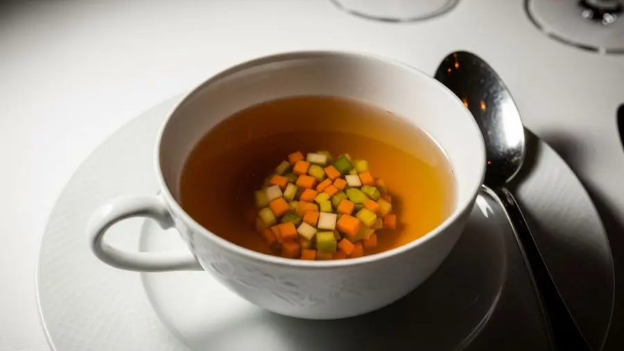 "Completamente cristalino. Qualquer turbidez e a técnica falhou em algum ponto. O consommé não mente." -->