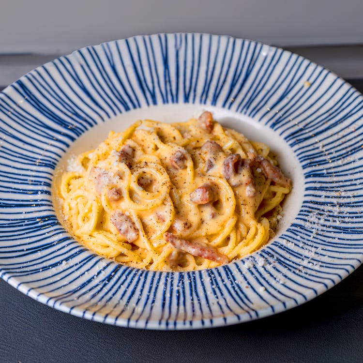 Spaghetti carbonara original com guanciale crocante e molho cremoso de ovos