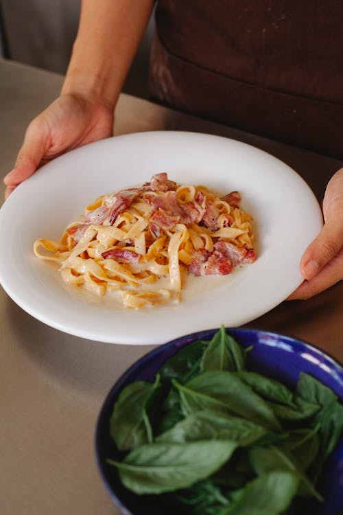Tagliatelle carbonara fresco com molho sedoso de ovos e queijo